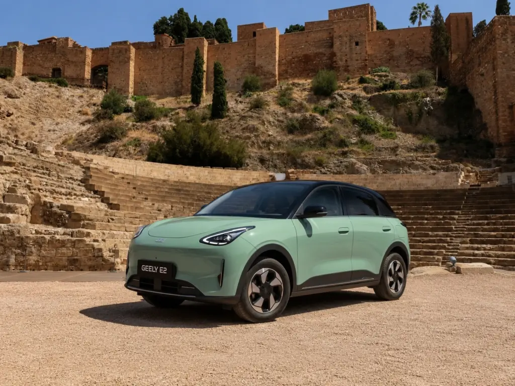 Geely E2 verde frente a la Alcazaba de Málaga Geely E2 verde frente a la Alcazaba de Málaga