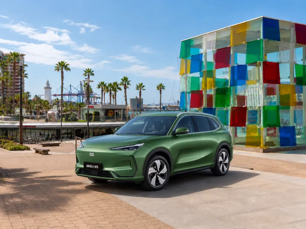 Geely E5 verde junto al Centro Pompidou en Málaga Geely E5 verde junto al Centro Pompidou en Málaga